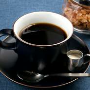 コーヒーは、雑誌などでよく取り上げられる【ブネイコーヒー】で【Yazetto - agri cafe -】オリジナルのブレンドに焙煎。中深煎りの甘みとコクのあるコーヒーを丁寧にハンドドリップで淹れて提供してくれます。


