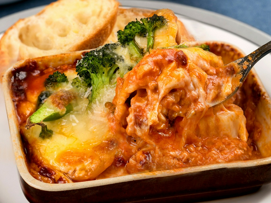 朝獲れの旬の野菜たっぷり！『本日のランチ グラタン（ミートソース）』バケット・サラダ・スープ付