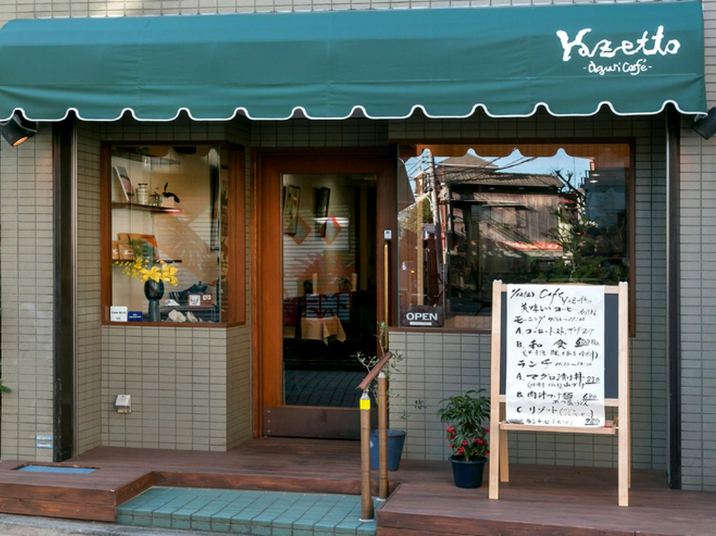 【Yazetto -agri cafe-】と染め抜かれたグリーンのひさしが目印