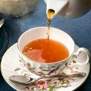 シェフの農家友だちでもある西村さんの茶葉農園【西村園】でつくられる『東京の紅茶』。日本茶ではなく、この地で紅茶の茶葉が栽培されるのは希少。まずはストレートで味わってみてください。