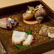上質な食材は、寿司だけでなく和食にも昇華されます。彩り豊かな旬の国産食材が織りなす、伝統の日本料理に思わず笑みがこぼれます。盛り付けは器にもこだわり、コース全体を通して季節感ある構成に仕上げています。