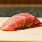 握りと一品を織り交ぜながら、季節の旬魚や逸品料理をご提供します。
