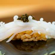 本格江戸前寿司「握り」をはじめ、旬の食材を贅沢に使用した絶品料理をご堪能下さい。職人がつくりだす「四季折々の味」と、「吟味した肴」をお楽しみいただけるコースとなっております。