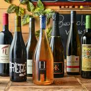 元自然派ワインショップ店長の店主が、しっかりテイスティングをして、厳選したワインをセレクトしているので、そのクオリティはまさにお墨付き。丁寧に色々と教えてくれるので、ワイン初心者でも安心です。