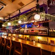 おひとり様にぴったりのカウンター席は全8席。オーナーやスタッフが積極的にコミュニケーションをとってくれるので、一人でも時間を持て余すことなく、リラックスして食事とワインを楽しめます。