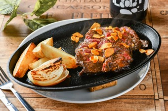 驚くほど柔らかくてジューシー。肉の美味しさがあふれる『オーストラリア産牛特撰ハラミステーキ　200g～』