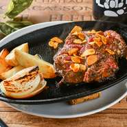 柔らかい肉質の牛ハラミを絶妙な火入れで焼き上げ、外は香ばしく中はとてもジューシー。脂のノリもちょうど良く、肉本来の美味しさを堪能できます。赤ワインとの相性も抜群です。1g8円で200gから承っています。