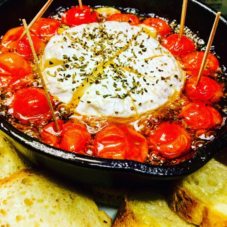 丸ごとカマンベールチーズとトマトのアヒージョ