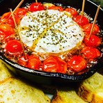 丸ごとカマンベールチーズとトマトのアヒージョ