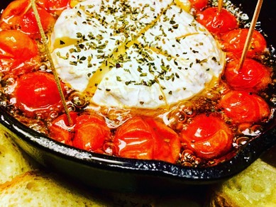 丸ごとカマンベールチーズとトマトのアヒージョ