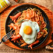 ゲストの8割が注文するという、店一番の人気メニュー。ジュージュー＆熱々のまま提供されるので、シズル感もたっぷり。味わいはどこか懐かしく、タコさんウインナーで遊び心も演出しています。