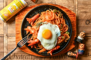 鉄板で熱々のまま提供。店の看板メニュー『昭和ナポリタン』