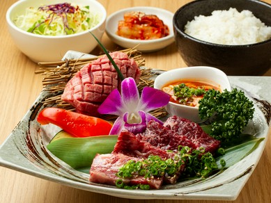 厚切りタン/和牛カルビ/サガリ/ホルモン/ご飯/サラダ/キムチ