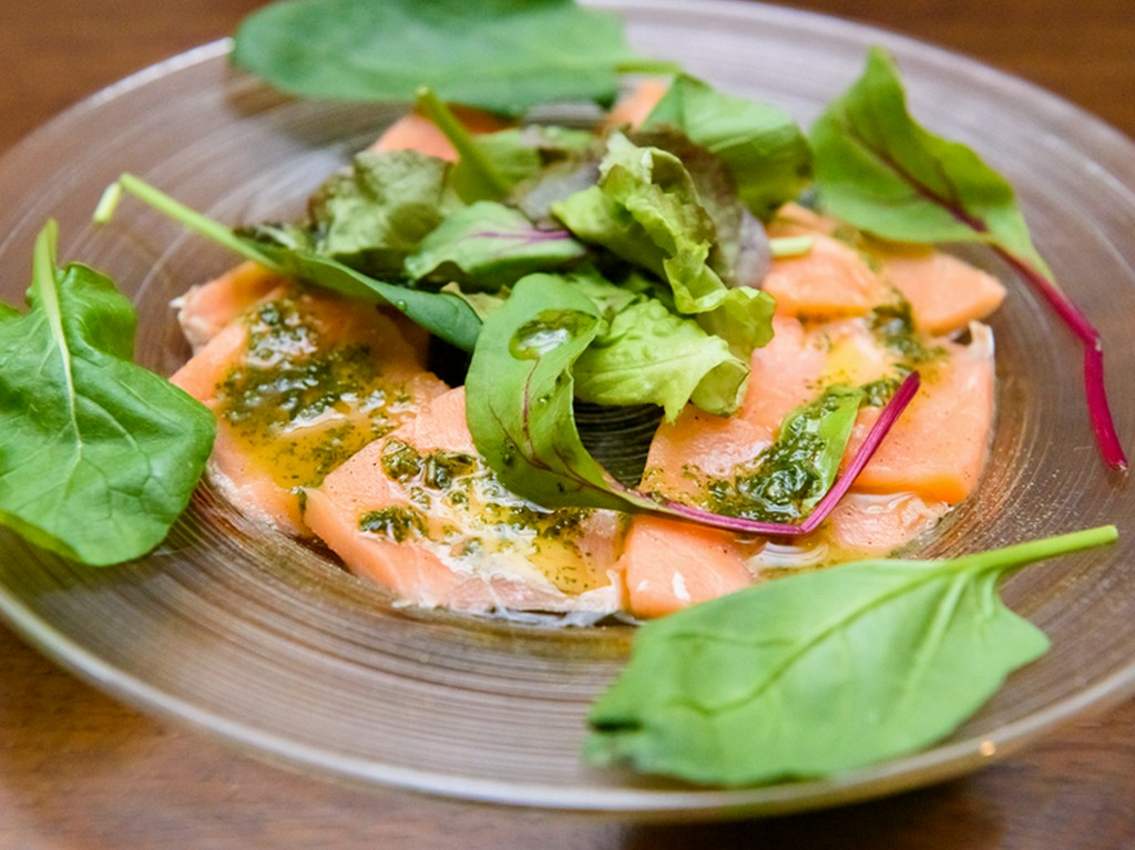 バジルが芳ばしく香る『炙りサーモン　バジルソース』