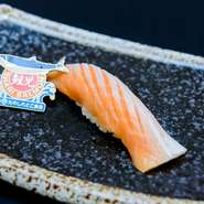 季節の食材にこだわる【寿司処　旬】では、「一万本に一匹」と言われる幻の鮭『鮭児』にもありつけます。脂のりが良く、とろける味わいは格別。鮭児の中でも、より上質なものだけを厳選しています。