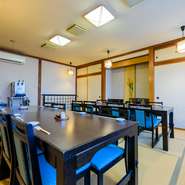 周囲を気にせず過ごせる完全個室を用意。コース料理とお酒を楽しむ宴会に最適です。会合、社員旅行、歓送迎会、法事など、あらゆるシーンで活躍してくれそうです。畳みの優しさを感じる和の個室です。