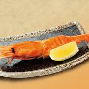 食べごたえ抜群の特大ボタン海老。食感、旨み、香りが五感を刺激します。軽く塩を振って焼き上げた、素材そのものの味わいをダイレクトに楽しめる、シンプルかつ贅沢な一品です。