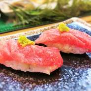 寿司屋の人気ダネ、マグロ。季節によって産地を見極め最高のマグロを仕入れます。大トロはスジにそってはがす『はがしトロ』でご提供！スジのない美しいつるりとした見た目通りの、まさにとろける食感が楽しめます