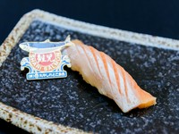 主に知床から網走付近で獲れる脂ののった若いシロザケ。1万尾に1尾ほどしか獲れないと云われており、まさに『幻の鮭』!舌の上でとろけるほど脂のりがよく「全身トロ」と称されることも。一度はお試し頂きたい逸品。