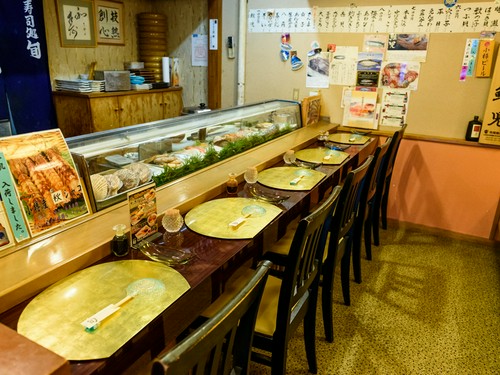 カウンターにずらりと並ぶ新鮮なネタ