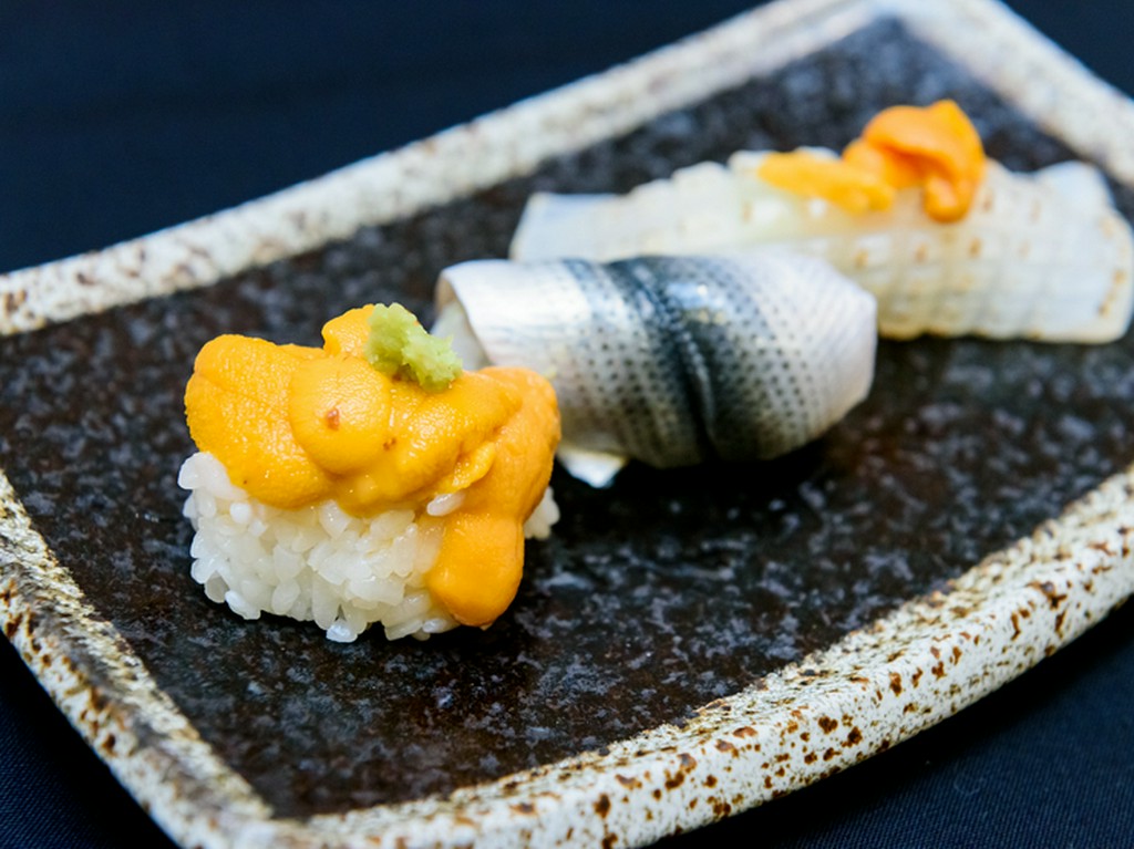 手前：海水ウニ　中央：小肌　奥：ヤリイカの炙り