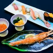 北海道産食材を中心とした、新鮮な魚介がズラリ。熟練の寿司職人・目崎氏による丁寧な仕事を感じる、上質な握りを堪能できます。四季折々の鮮魚で、旬そのものを五感で味わえます。