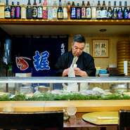 夫婦二人三脚で営む、アットホームな寿司店。店主の人柄がにじみ出る優しい雰囲気の中で、心地良く過ごせます。熟練の技・新鮮なネタ・コスパなど、価格以上の価値ある一軒。つい長居したくなる隠れた名店です。