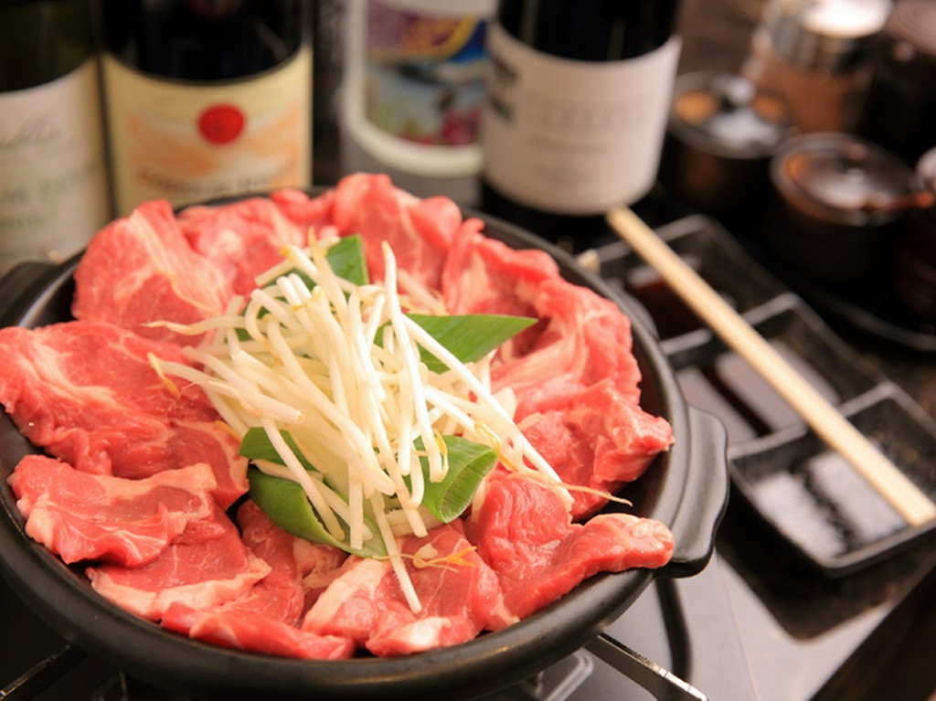 ゆったり掘りごたつで、生ラムジンギスカンを食べ飲み放題！