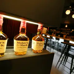 真っ赤なカーテンが印象的な店内は、ゆったり和める空間