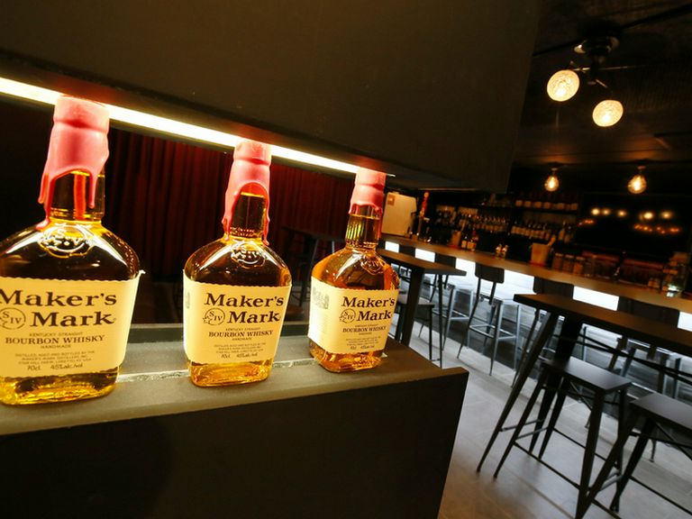 真っ赤なカーテンが印象的な店内は、ゆったり和める空間