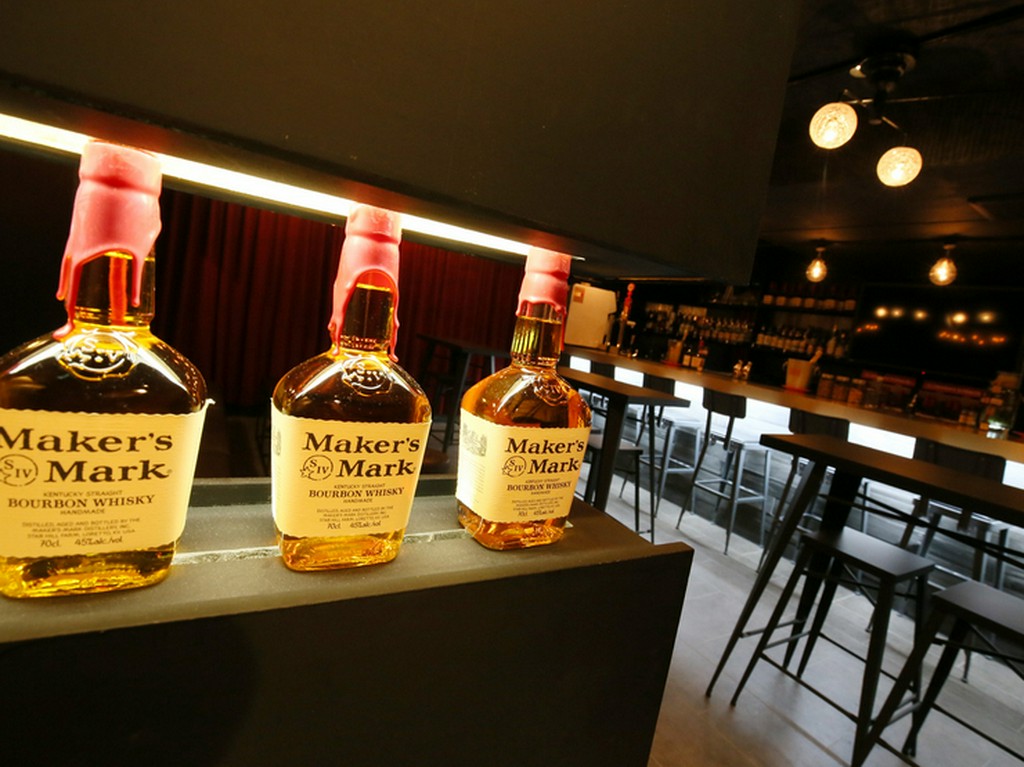 真っ赤なカーテンが印象的な店内は、ゆったり和める空間