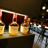 メーカーズマークのシンボルでもある封蝋の“赤”をカーテンに使い、シックながらソフトなテイストでまとめられたオシャレな店内。アットホームな雰囲気もあり、ついリラックスして長居してしまいそう。