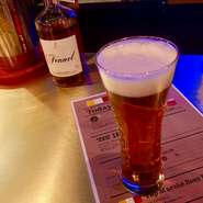 当店ではビールもオススメ。こだわりの神泡プレミアムモルツの他に生クラフトビールも飲むことが出来ます！内容はブルックリンラガー、よなよなエール、本日のクラフトビール。お気に入りの一杯を見つけてください！