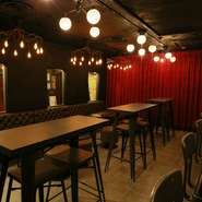 店はオーセンティックなバーとフランクなバーのちょうど中間、といった趣。カジュアルさもありながら、とてもシックで落ち着いた雰囲気。ソファ席もあり、ゆったりとくつろぎながらお酒を楽しめます。