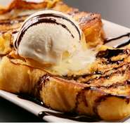 ウイスキーの「メーカーズマーク」を牛乳と卵液に混ぜ、山食パンにじっくり染み込ませてから焼き上げています。仕上げにバニラアイスとチョコソースをあしらい、軽食としてもお酒のつまみにしても美味しい一皿です。