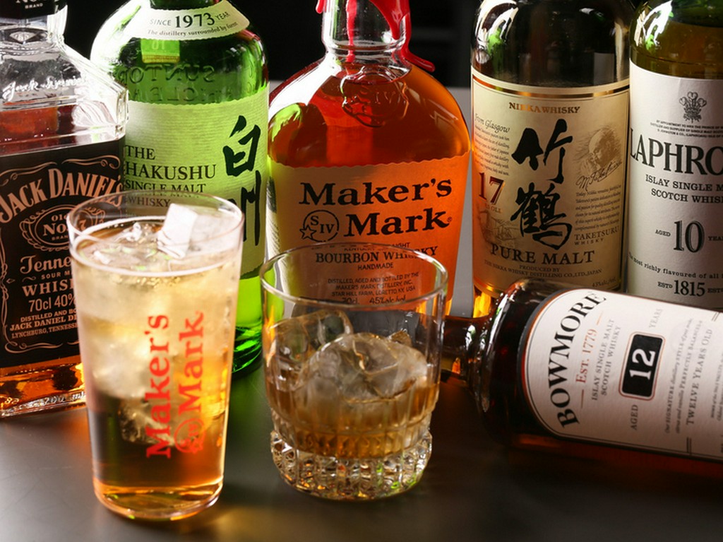 「メーカーズマーク」を筆頭に、国内外のウイスキーがずらり。通にも納得の品揃えが自慢の『ウイスキー』