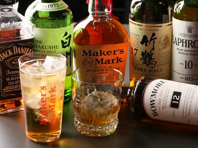 「メーカーズマーク」を筆頭に、国内外のウイスキーがずらり。通にも納得の品揃えが自慢の『ウイスキー』