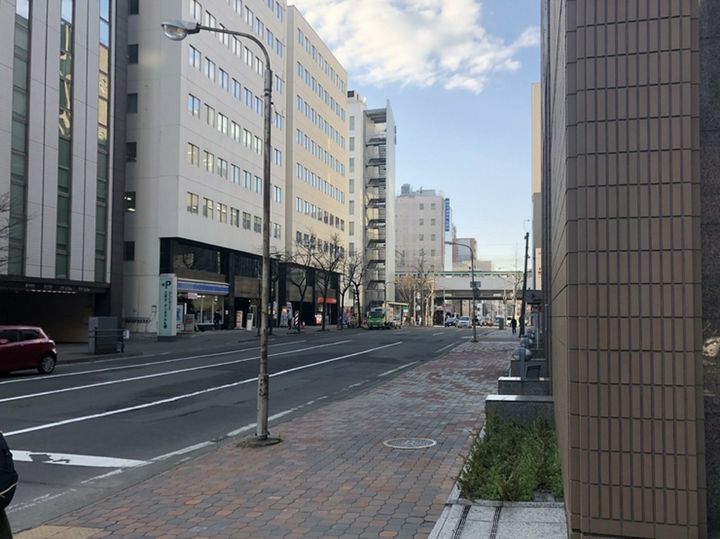 信号を渡り右に曲がります！