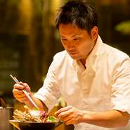 蛤は石焼きと浜焼きで、サザエは刺身と炭火焼き、空芯菜炒めでなど、食材の美味しさを再発見してほしいという想いから、メニューには調理法を選べる食材も。食べ比べができる、【六根】ならではの楽しい心遣いです。