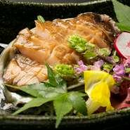 こだわりの道産食材をふんだんに使った料理は、道外からのお客様にもきっと喜んでもらえるはず。落ち着いた佇まいの個室で、夜景をバックに一献傾ければ、和やかに歓談が進められること請け合いです。