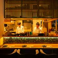 カウンター席では気さくな料理長が出迎えてくれるため、1人でも気兼ねなく入れます。職人の手仕事を眺めながら食事を楽しむ時間は、贅沢そのもの。思わず時を忘れてゆっくり過ごせる心地よさが、ここにあります。