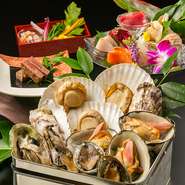 料理にこだわった宴を開きたい時に、【六根】はまさにうってつけ。3大名物である『天然のどぐろ鍋』、『三大貝の磯鍋』、『貝鮮ガンガン焼き』を各メインに据えた飲み放題付きの豪華なコース料理を用意しています。