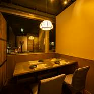 「すべての方に気兼ねなく食事を楽しんでいただきたい」という想いから、段差のない椅子・テーブル席の個室とバリアフリーのお手洗いを完備しています。接待や記念日などにも誂え向きのプライベート空間です。