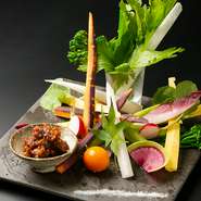 収穫したての新鮮生野菜を特製ディップで。
