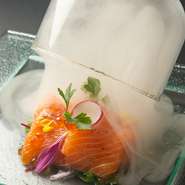 脂ののったサーモンを瞬間スモークで薫り豊かに仕上げました。