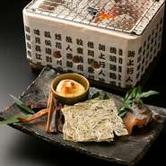 「へしこ鯖の炭火炙り、たたみいわしの炭火炙り、丸干しいかの炭火炙り」三種の珍味をサッと炭火で炙る大人の肴◎