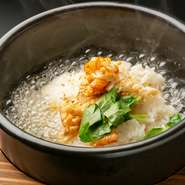 炭火で焼き上げたのどぐろを贅沢に石焼き茶漬けで。