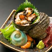 ［　刺　］コリコリな食感と磯の香りを存分に
［焼　き］殻の中で出汁醤油で香ばしく
［空芯菜］ピリ辛に炒めた癖になる味わい