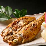 “白身のトロ”と称されるほど脂乗りが抜群の「のどぐろ」。新鮮なまま一夜干しにして、さらに旨みを凝縮させています。炭火焼きによる香ばしさと溢れ出るジューシーな脂の甘み、上品な味わいが堪能できる逸品です。