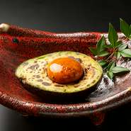 「森のバター」を香ばしく焼き上げ卵黄醤油漬けと絡めてお召し上がり下さい。